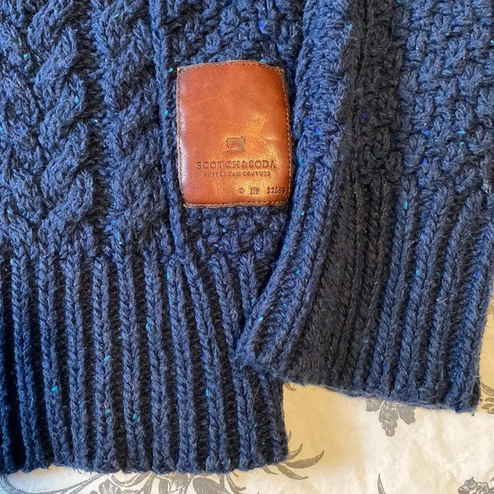 Like new scotch and soda sweater - Picture 2 of 9